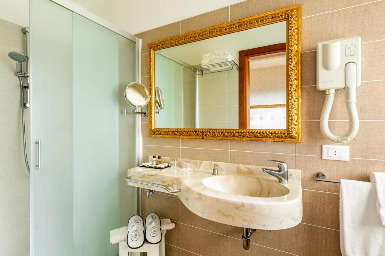 Hotel Mazzanti Милано Мартима Екстериор снимка