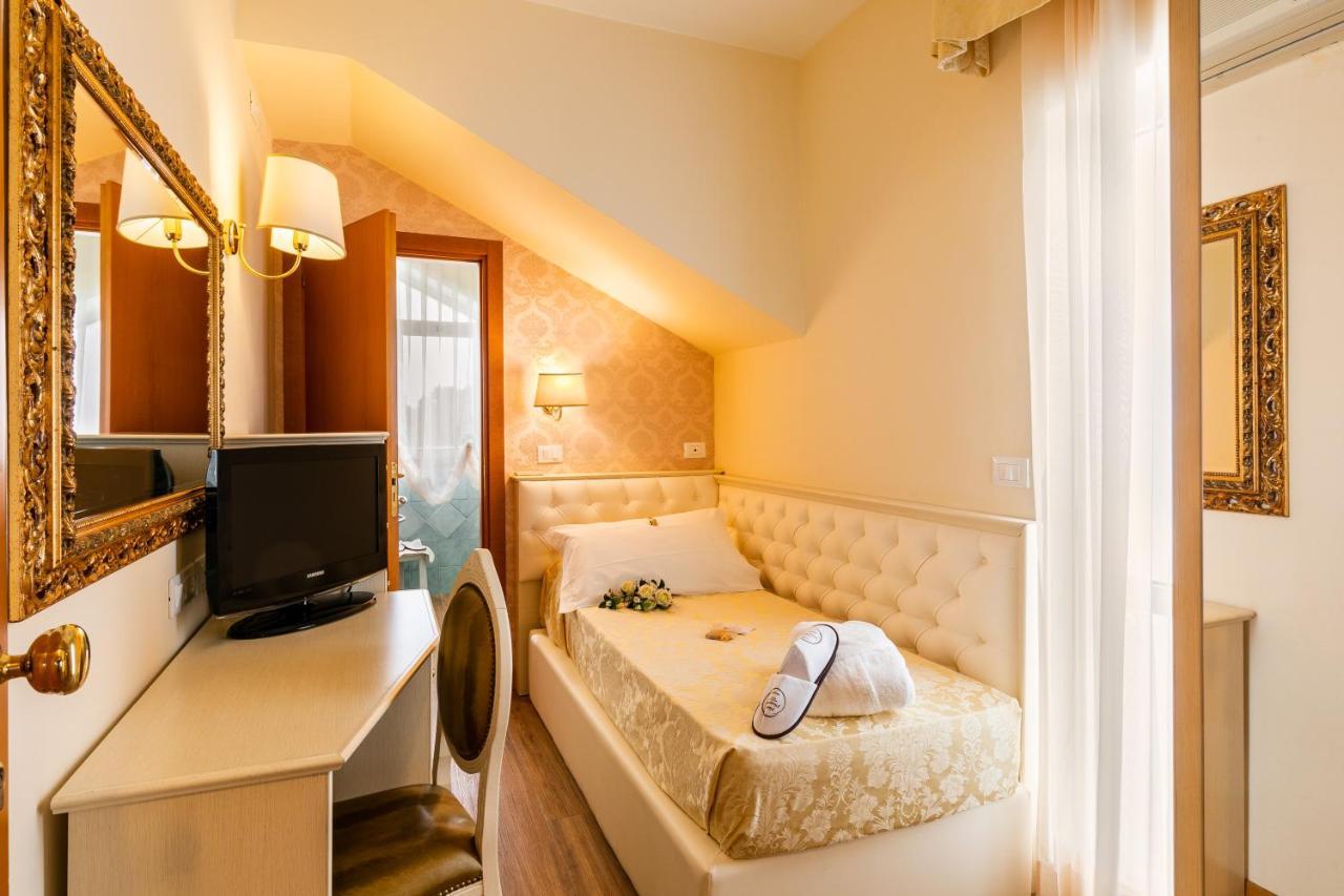 Hotel Mazzanti Милано Мартима Екстериор снимка