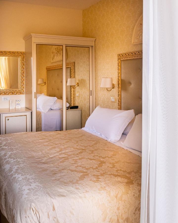 Hotel Mazzanti Милано Мартима Екстериор снимка