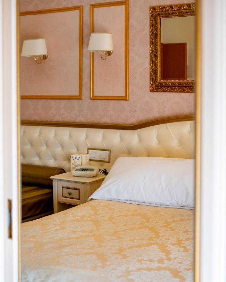Hotel Mazzanti Милано Мартима Екстериор снимка