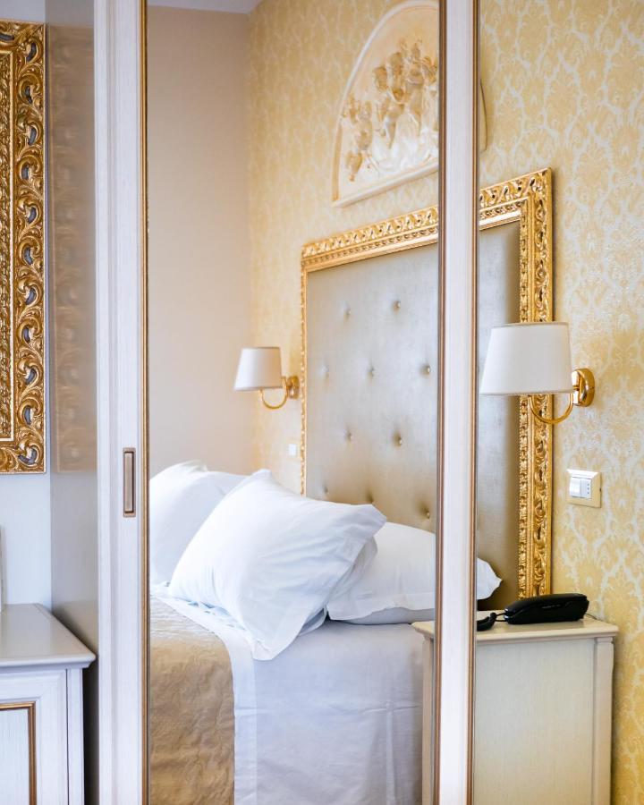 Hotel Mazzanti Милано Мартима Екстериор снимка